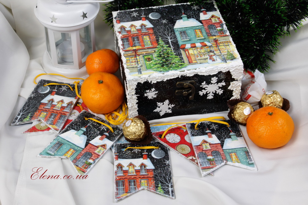 Новогодние флажки в коробе